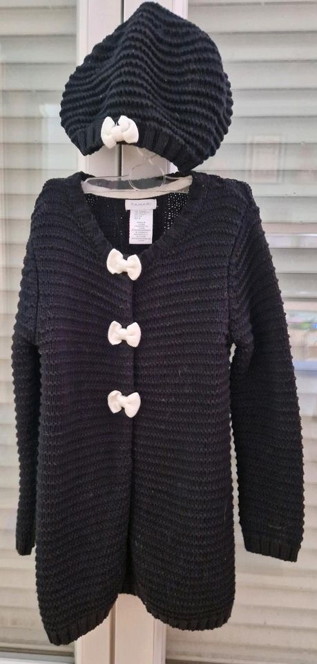 Strickjacke für Mädchen Größe 116 schwarz mit weißen Schleifen in Doberschau