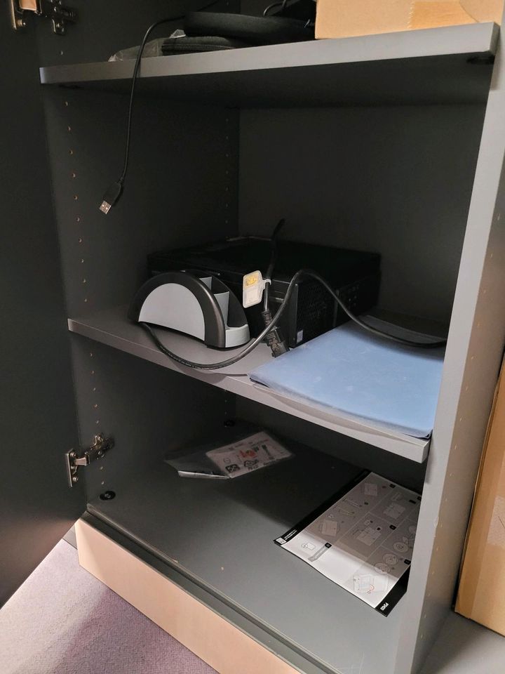 Bürokombination / Schreibtisch + Sidebord +Schrank in Hecklingen