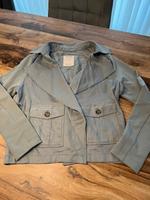 Esprit Trenchcoat Jacke Kurz in Salbei Gr.M Hessen - Allendorf Vorschau