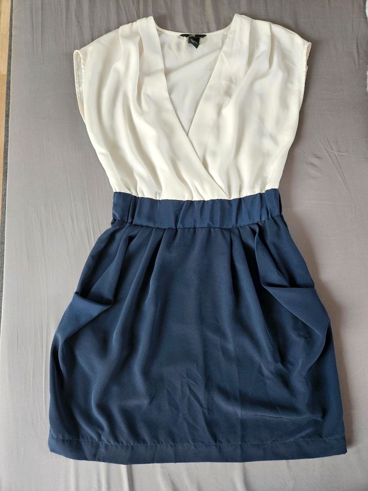 Formelles Kleid weiß-blau(Ballonkleid) in Böklund