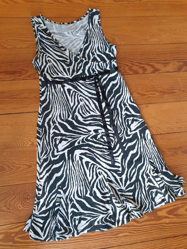 Kleid in Zebra-Look, ärmellos, figurbetont in Weimar