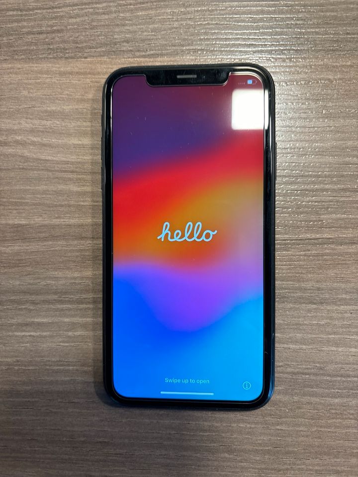 Iphone XR 128GB mit Panzerglas und Hülle (kleine Mängel) in Albertshofen