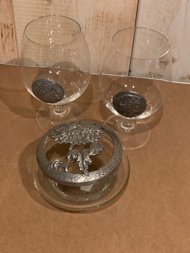Cognac Gläser mit römischen Münzen Metall Zinn in Pfalzgrafenweiler