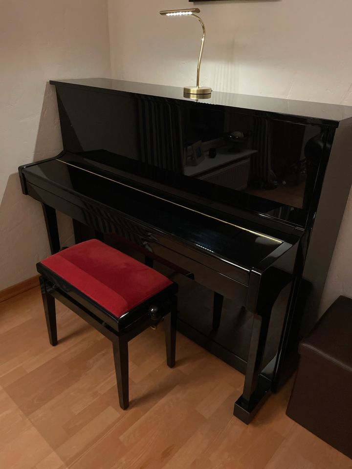 Klavier Piano schwarz sehr gut erhalten m Hocker in Kiel