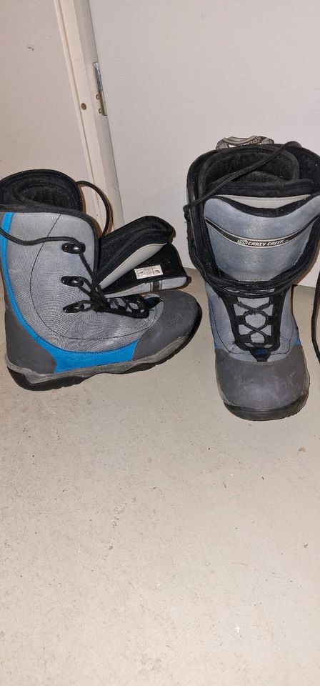 Snowboard mit Boots in Traunstein