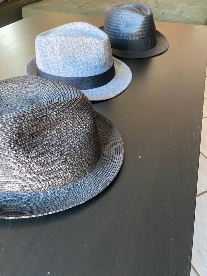 Drei stilvolle Hüte im Bundle in Grünberg