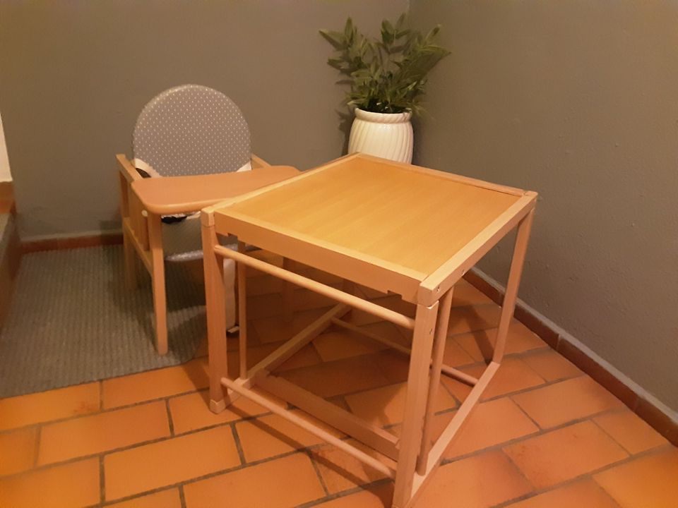 Kinder Hochstuhl aus Holz - auch als Tisch mit Stuhl stellbar in Marklkofen