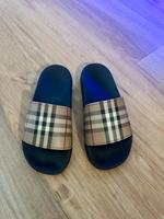 Burberry Sandalen Latschen Schuhe schwarz Kautschuk 39 Berlin - Charlottenburg Vorschau