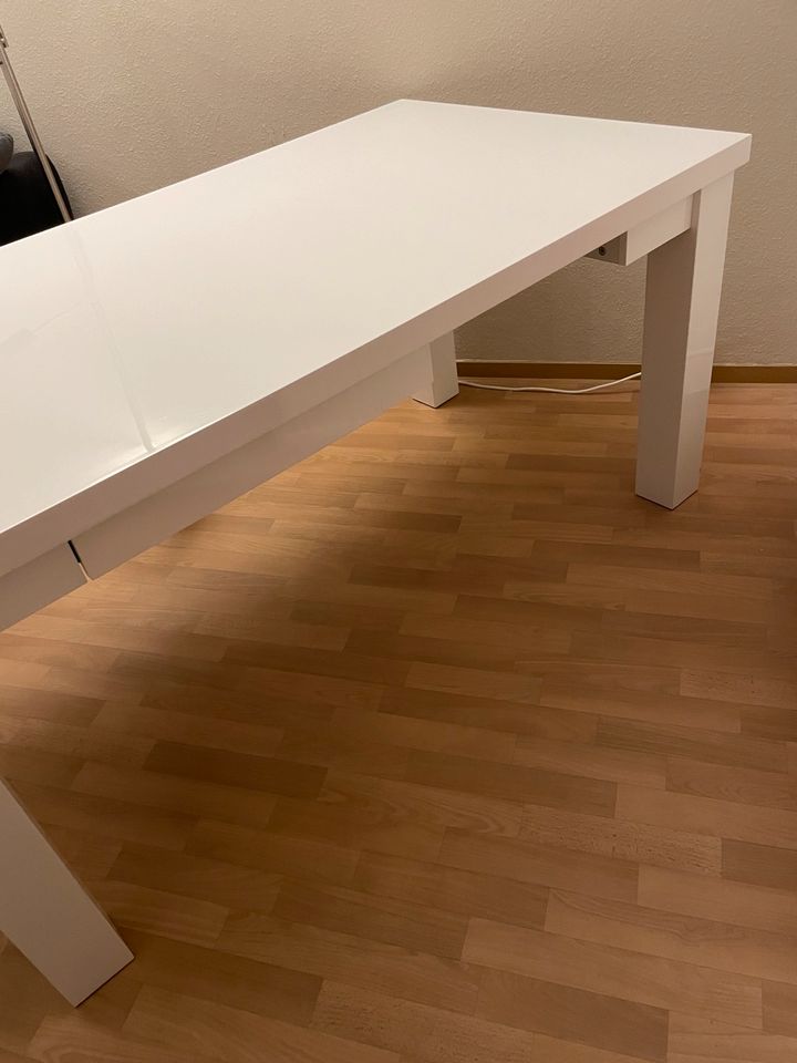 Weißer Esszimmertisch mit Schubladen in Berlin