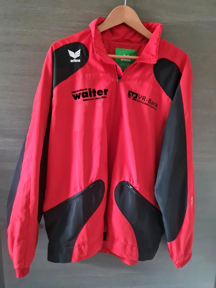 ERIMA Trainingsanzug Gr. 8/54/XXL schwarz/rot m. Werbeaufdruck in Hessen -  Eschwege | eBay Kleinanzeigen ist jetzt Kleinanzeigen