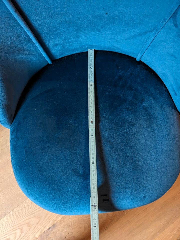 Blauer Schreibtisch-Stuhl mit Rollen in Hindelang