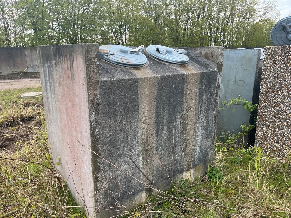 Müllcontainerbox aus Beton oder Waschbeton, Müllbox gebraucht in Neumünster