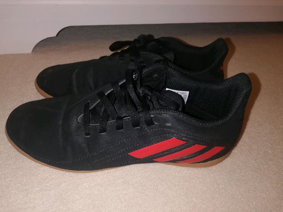 Adidas Hallenturnschuhe in Verden