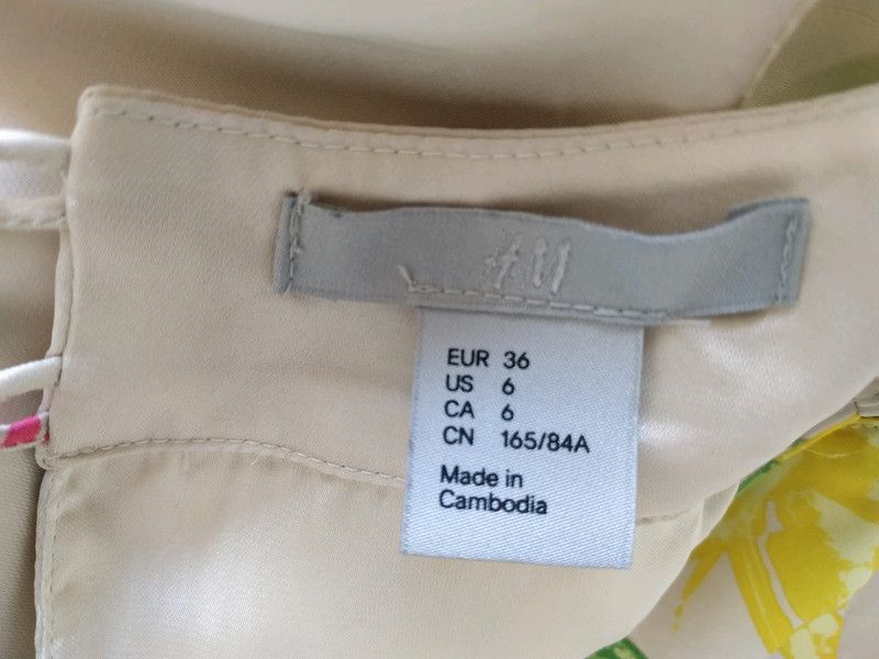 Satin Kleid 36 S H&M beige bunt geblümt Ärmellos Blumen in Reichertshofen