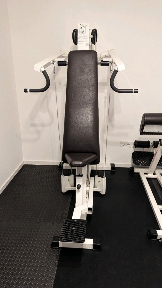 Schulterdrück Maschine, shoulder press, Künzler, oldschool in Hohenthann