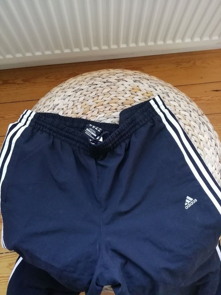 Adidas - Jogginghose GR. L, schwarz, Segeltuch, leicht, in Lübeck