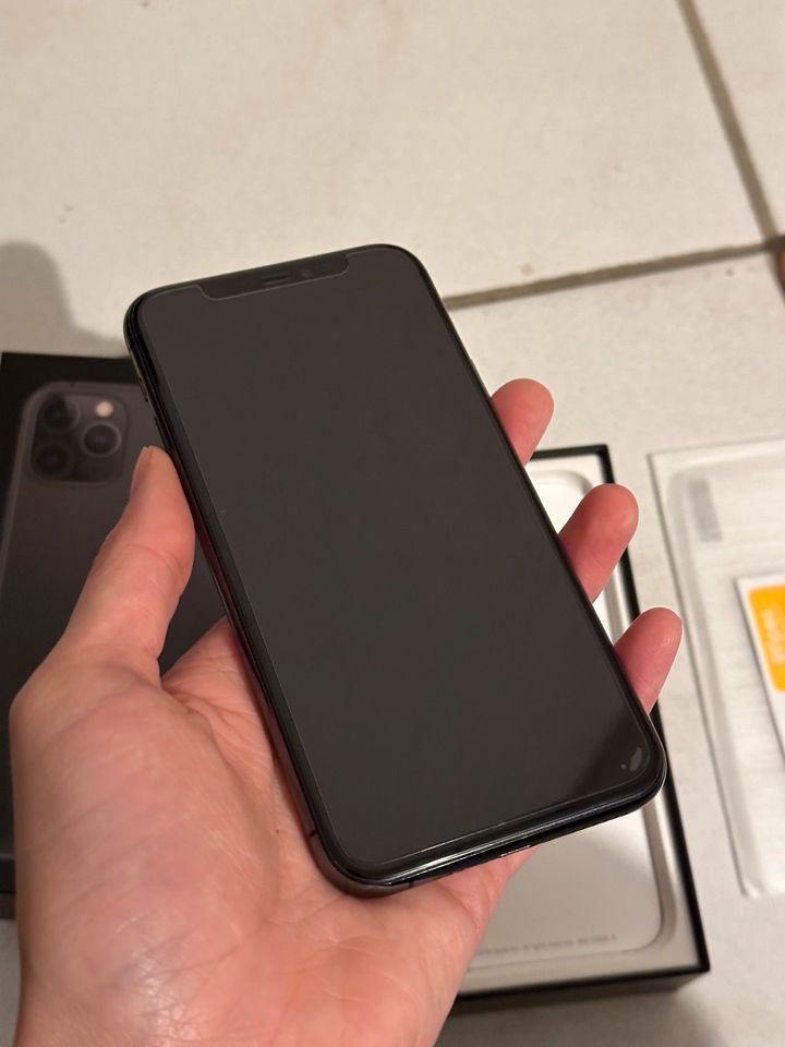 iPhone 11 Pro 256GB mit OVP, Panzerglas und 7 Hüllen in Höchberg