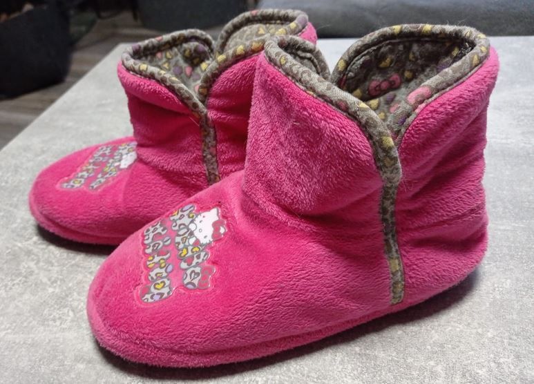 Kuschelige Hello Kitty Hausschuhe Pantoffeln Katze pink 34 in Winsen (Aller)