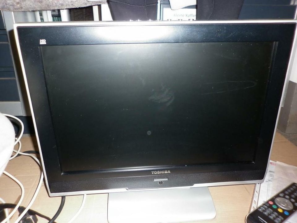 LCD flat TV Monitor 19" Toshiba m. FB in Oberhausen