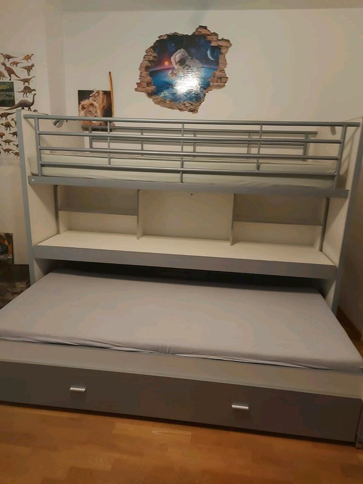 Kinderhochbett mit integrierten Schreibtisch und 2ten Bett in Ismaning