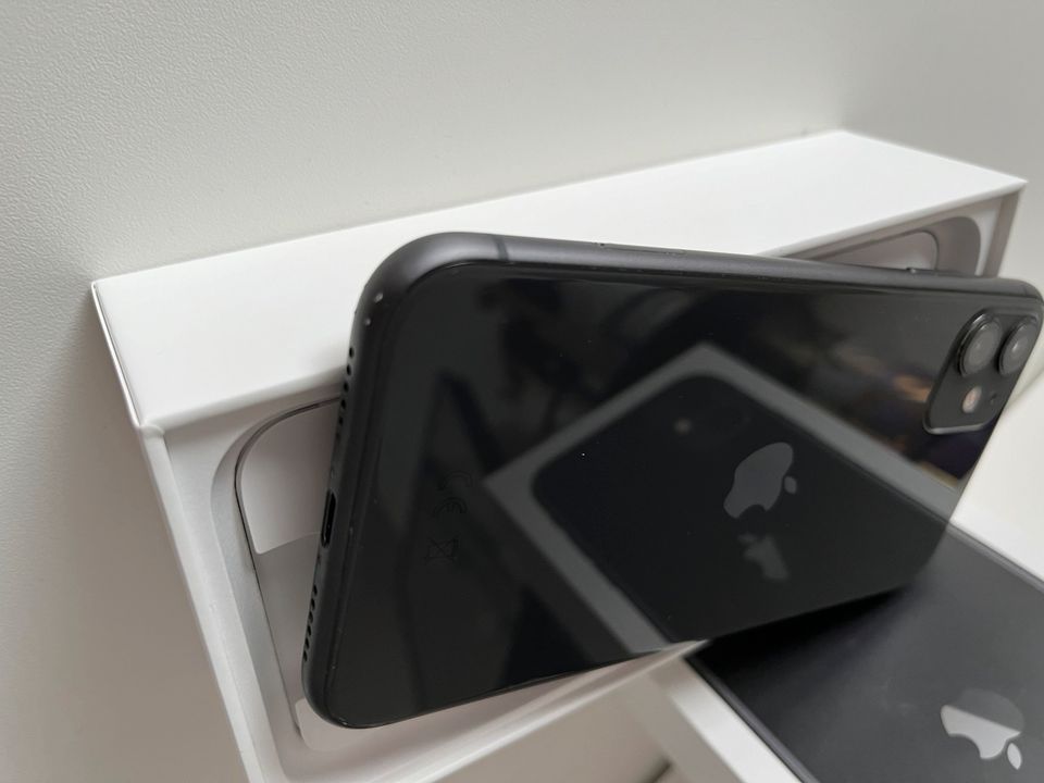 iPhone 11 64GB in schwarz in Geilenkirchen