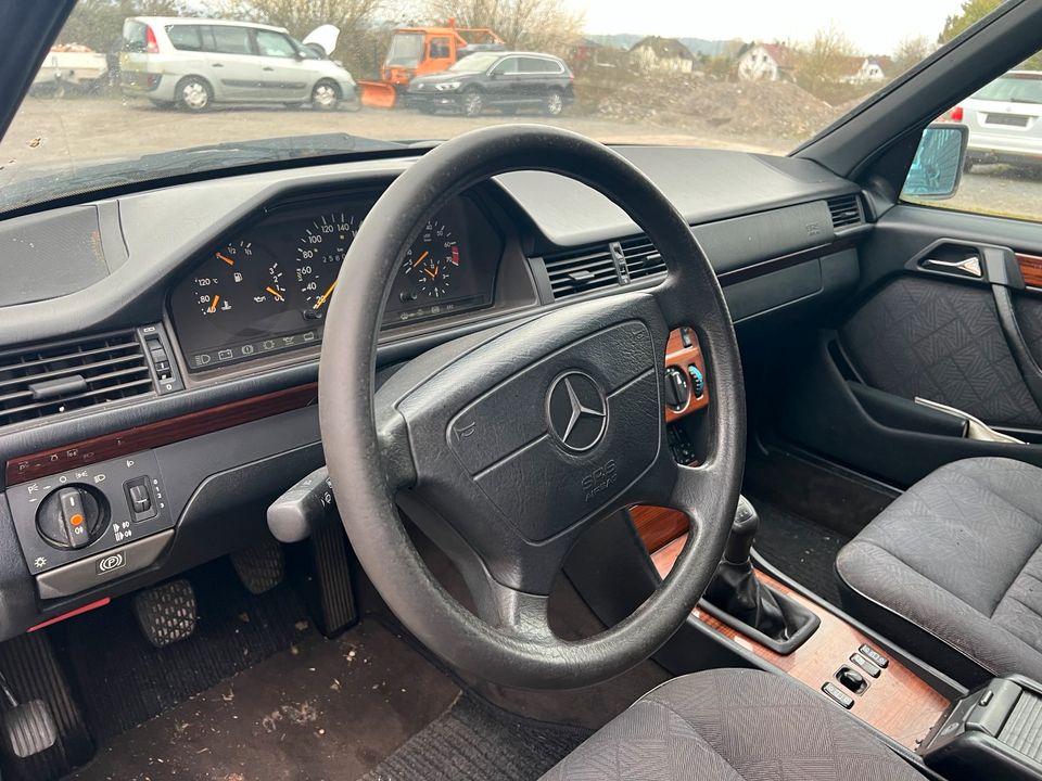 Mercedes Benz E200 T W 124 AHK Schiebedach in Gerstungen