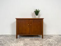 WMK Hochwertige, geräumige und gut erhaltene 50er Jahre Kommode aus vollem Holz mit schönen Originalgriffen aus Messing # Schrank Anrichte Wäschekommode Flurkommode Schuhschrank Mid-Century Vintage Friedrichshain-Kreuzberg - Friedrichshain Vorschau