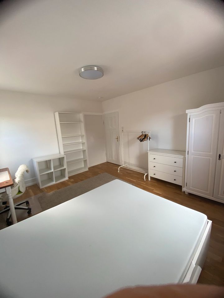 **Wunderschönes voll möbiliertes WG Zimmer** in 3er WG in Villingen-Schwenningen