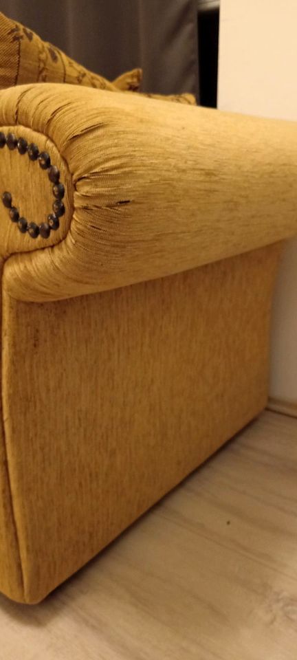 Sofa Farbe Gold und rot möglich ein verschproch über price in Hamburg