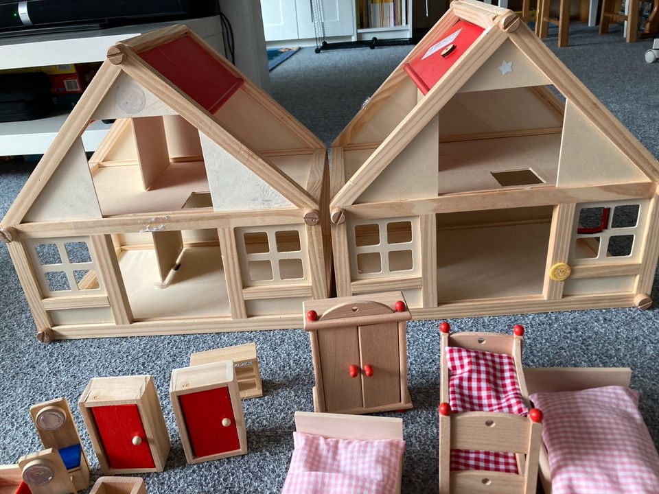 Zwei Holzhäuser, Puppenhaus mit viel Zubehör in Kaltenkirchen