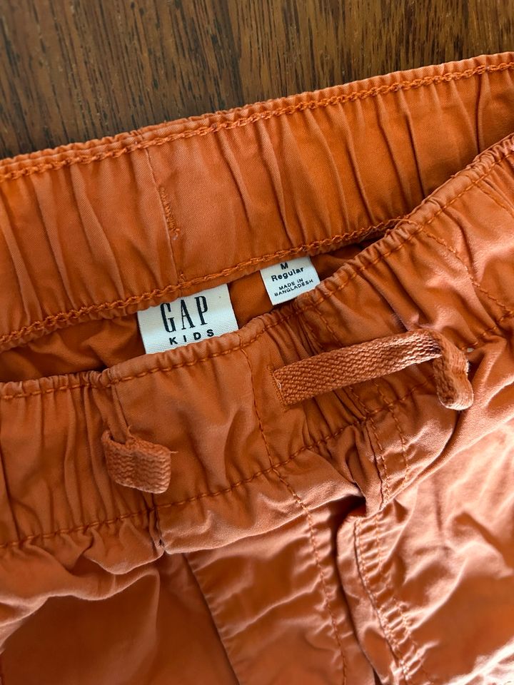 kurze Hose von GAP kids, Gr M, orange in Troisdorf