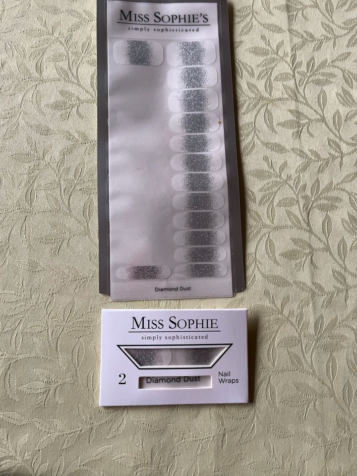 Miss Sophie Nagelfolie / Diamond Dust + 2 neue Wraps / geöffnet in Tharandt