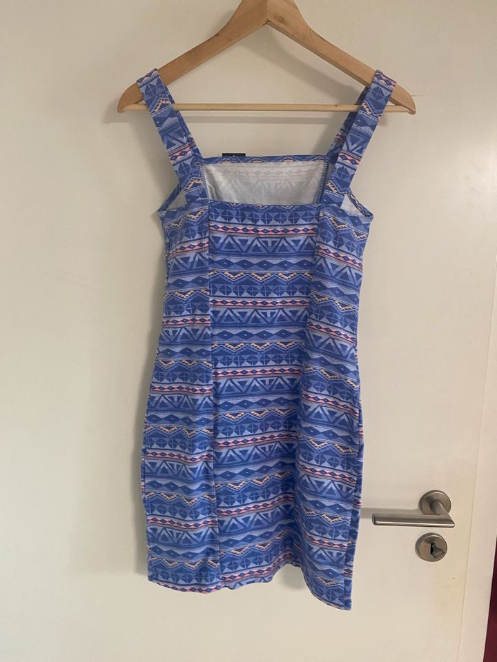 neu hollister Kleid violett blau Neu M 38 eng anliegend 36 Muster in Stadtallendorf