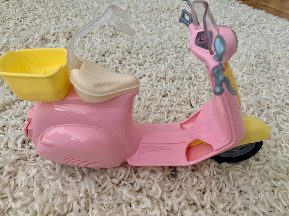 Barbie Motorroller Moped gelb rosa in Freiburg im Breisgau