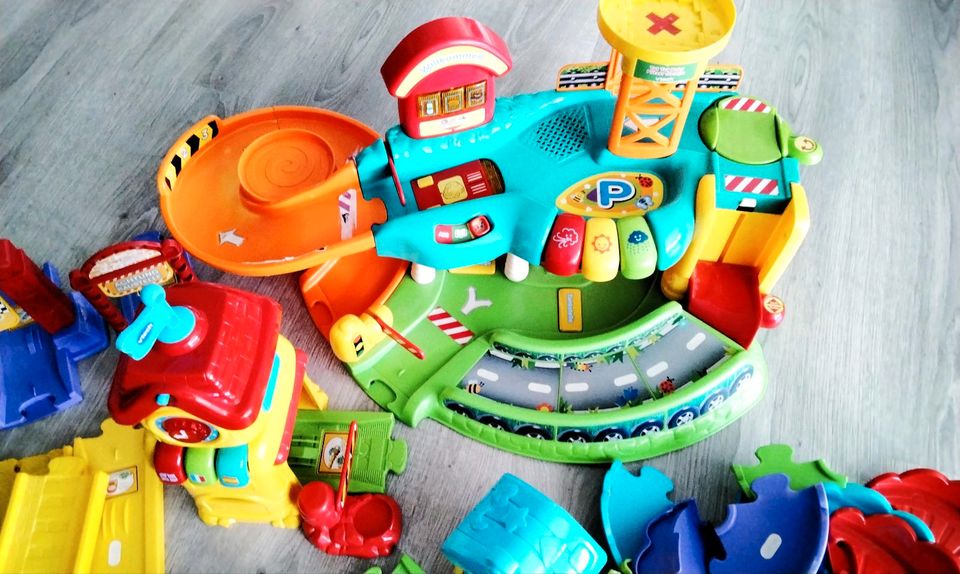 Tut tut vtech flizzies *118 teilig* Bahnhof, parkhaus, autos usw in Oberasbach