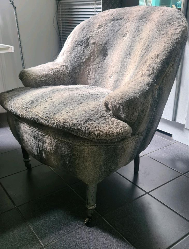 Sessel mit Kunstfell grau bezogen 80x80 in Wiesbaden