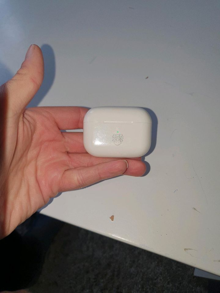 Airpods pro case   Ladegerät fakeGUTEN ZUSTAND FUNKTIONIERT in Berlin