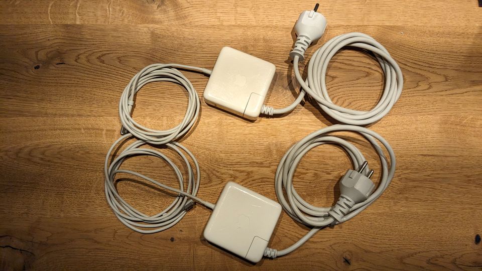 2 verschiedene Apple Netzteile für MacBook in Zornheim