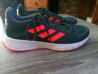Adidas Hallenturnschuhe Turnschuhe in 39 1/3 Nordrhein-Westfalen - Netphen Vorschau