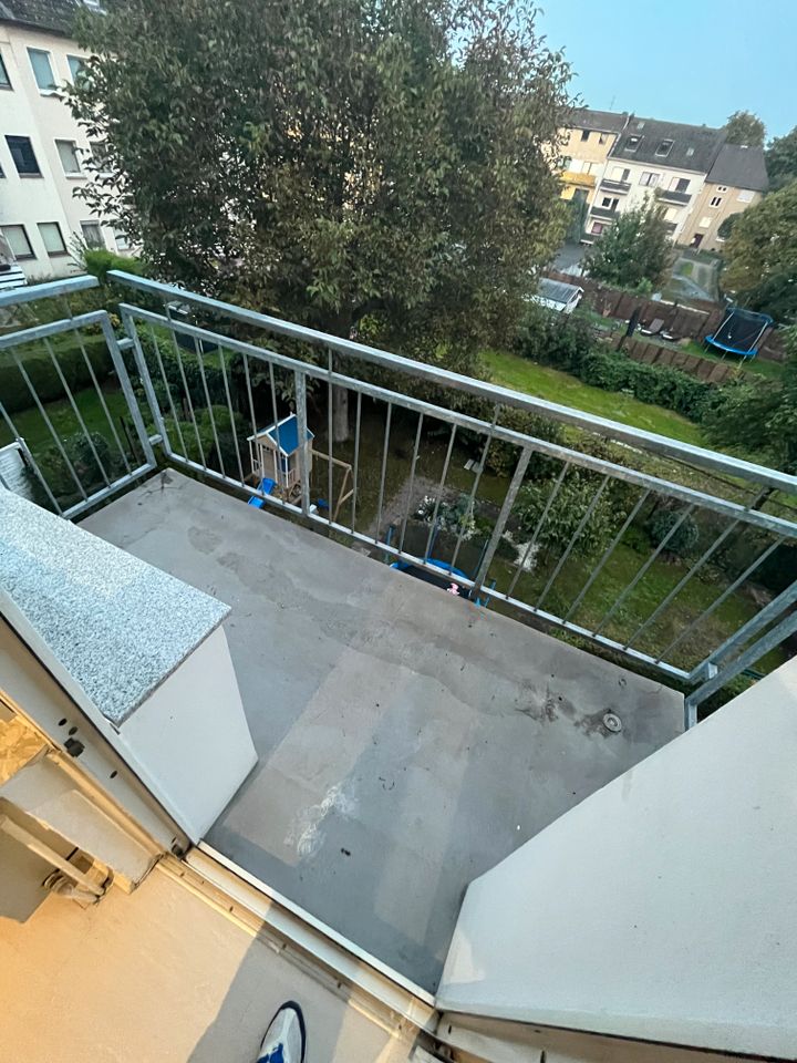 Neu!! 3,5 Zimmer renoviert, 2 Balkone, Blick ins Grüne in Duisburg