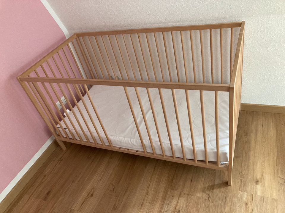 Ikea Babybett/Kinderbett Sniglar, Matratze Jättetrött in Weimar (Lahn)