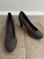 Tamaris Pumps Größe 36 Damen Schuhe grau Wildleder Sachsen - Treuen Vorschau