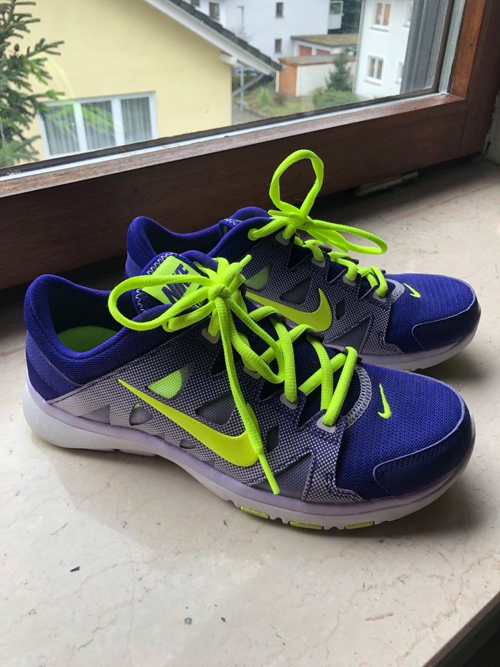 Nike Damen Sportschuhe gr.38 Lila grün in Sinzheim