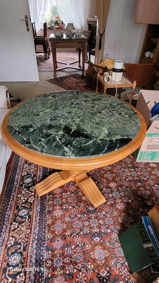 Tisch mit Marmorplatte in Hildesheim