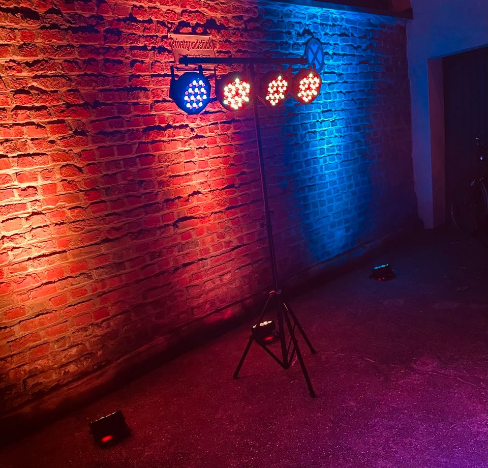 ⚡ Lichtanlage mit 4 LED Par Lights mieten in Köln ⚡ Partylicht Discolicht Lichttechnik Veranstaltungstechnik Lichtset Partybeleuchtung Eventbeleuchtung Hochzeitsdeko Hochzeit Verleih Nebelmaschine in Köln