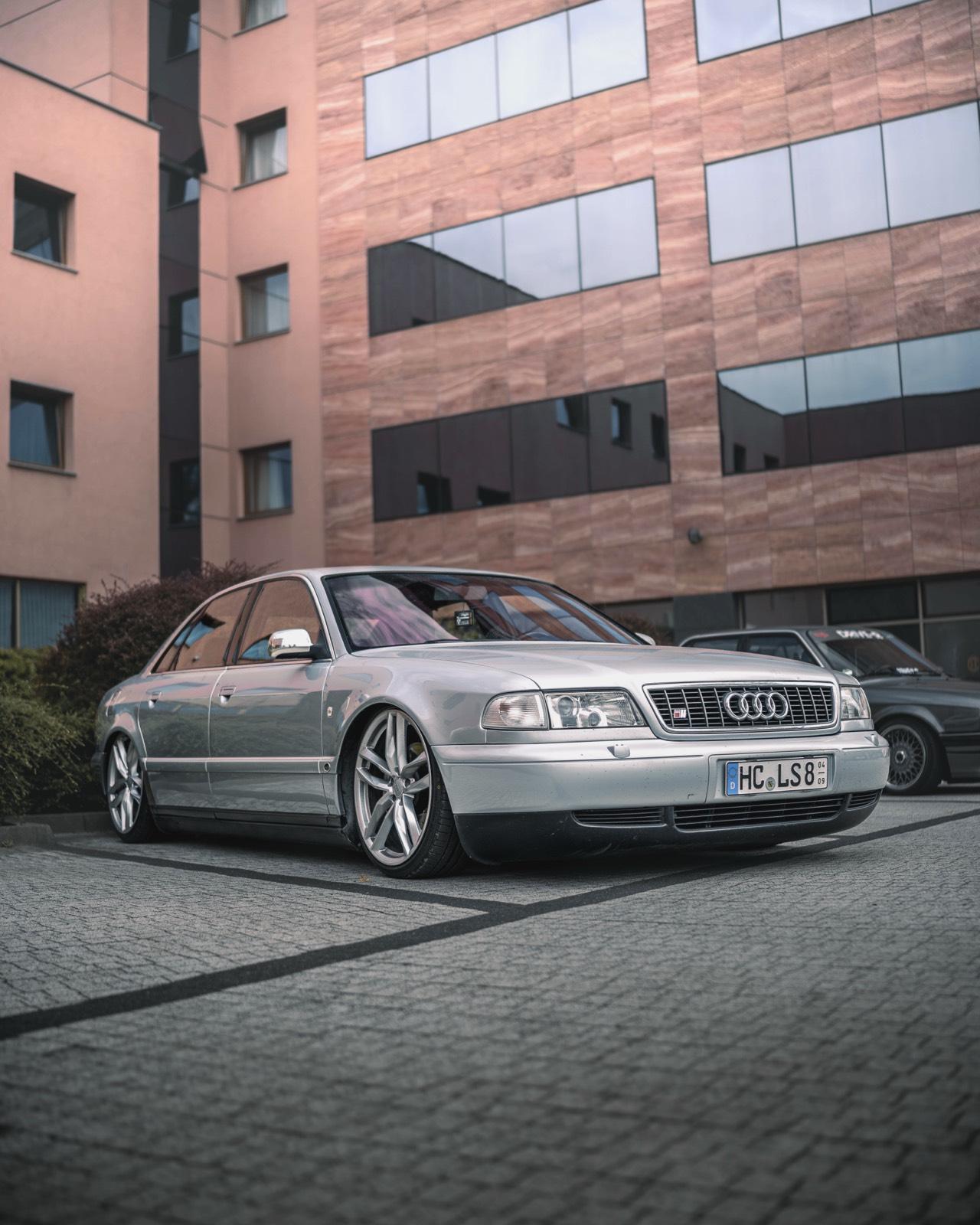 Abbildung des Autos Audi S8 D2