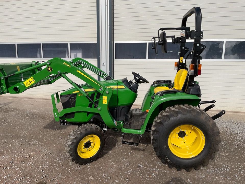 John Deere 3025E mit Frontlader Kommunaltraktor, Kompakttraktor in Barsinghausen