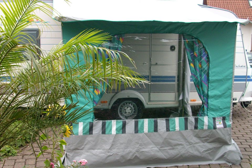 Sommerzelt für Wohnwagen mit Gestänge, Zeltteppich und Vorhänge in Unlingen