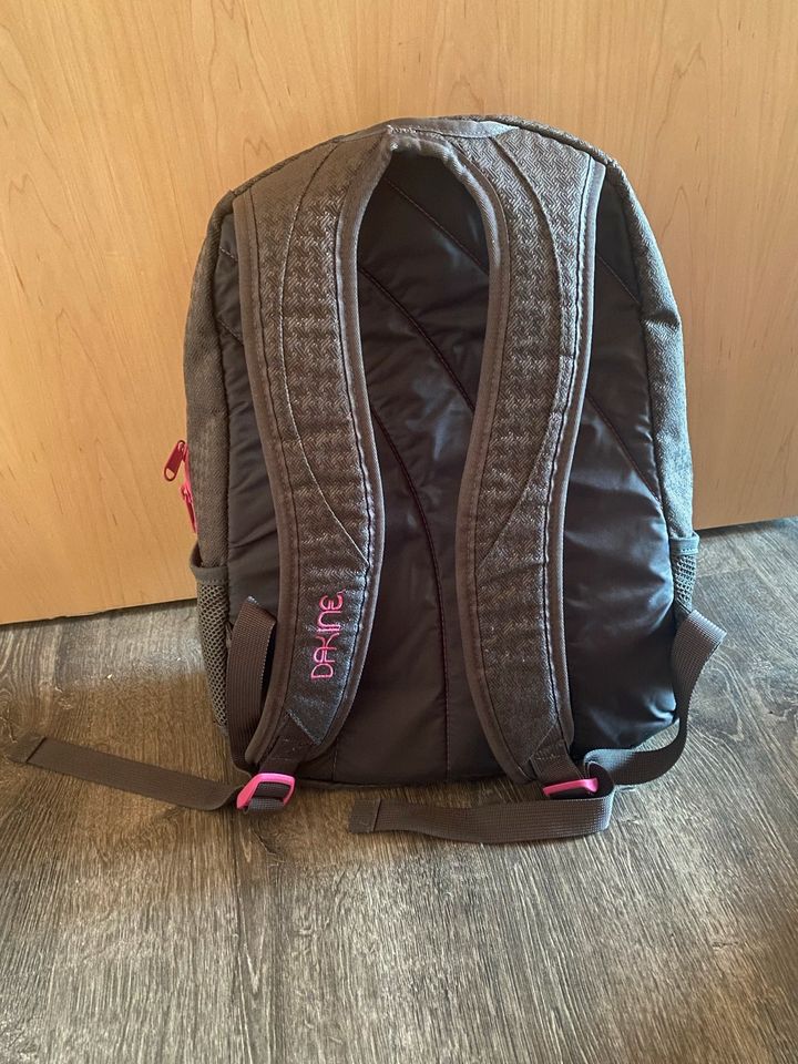 Grauer DAKINE Rucksack in Drolshagen