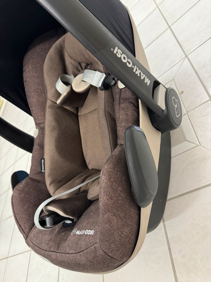 Maxi-Cosi Baby Schale Pepple+und FamilyFix2 i-size Basisstation in Dresden